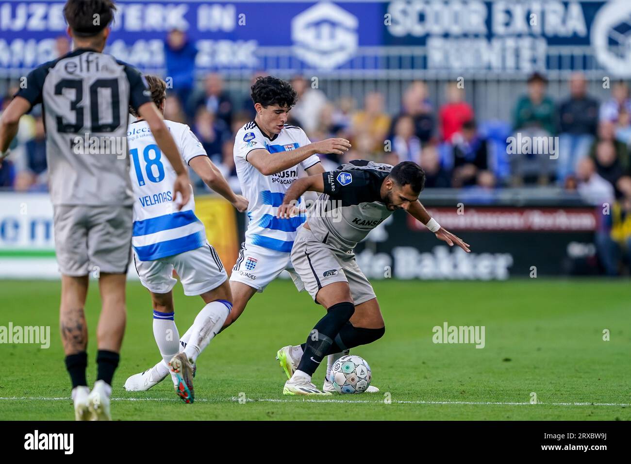 Zwolle, Niederlande. September 2023. ZWOLLE, NIEDERLANDE - 24. SEPTEMBER: Vangelis Pavlidis von AZ Alkmaar wird am 24. SEPTEMBER 2023 im MAC3PARK stadion in Zwolle, Niederlande, von Anselmo García MacNulty von PEC Zwolle während des Eredivisie-Spiels zwischen PEC ZWOLLE und AZ Alkmaar gefordert. (Foto von Andre Weening/Orange Pictures) Kredit: Orange Pics BV/Alamy Live News Stockfoto