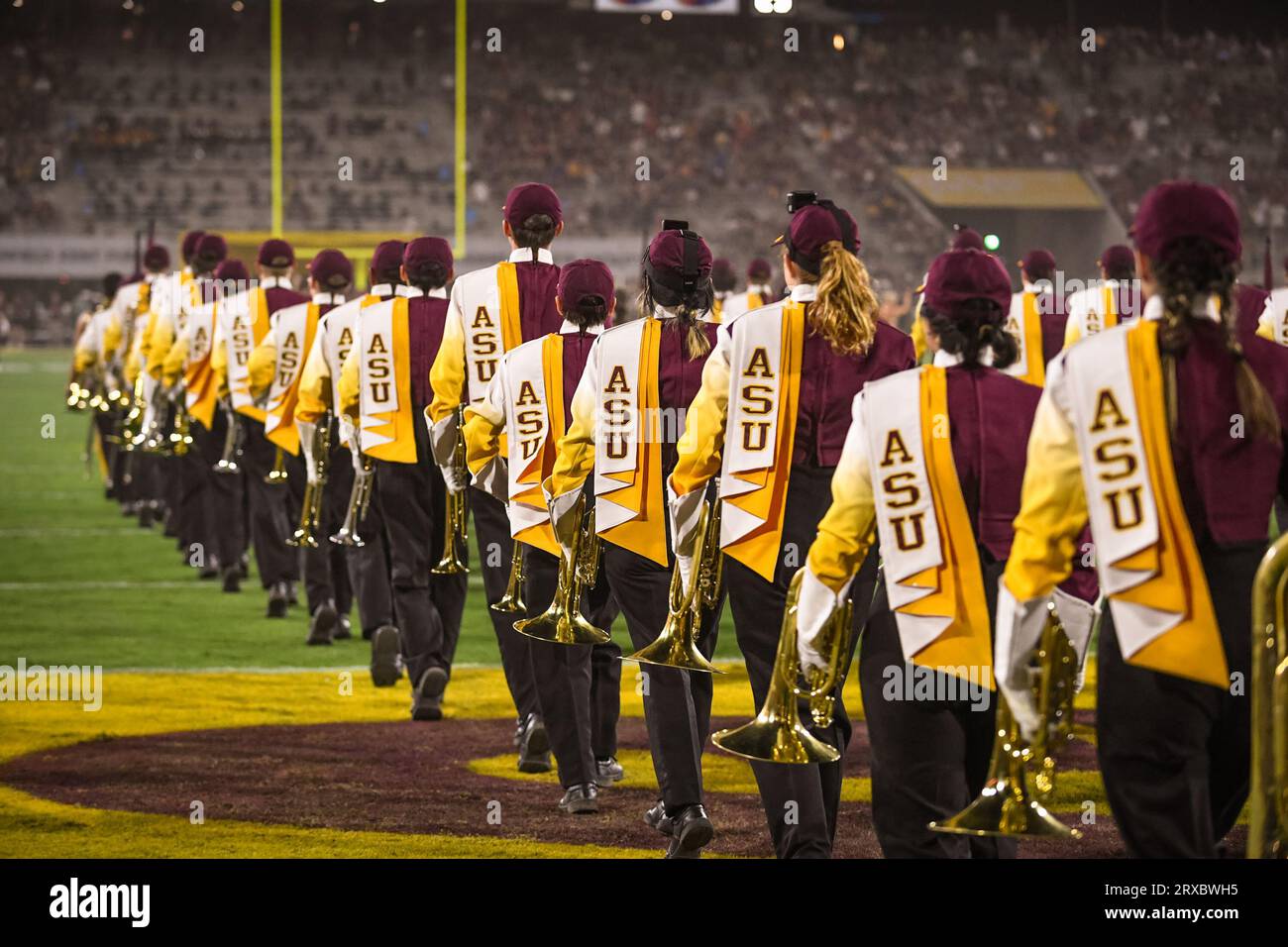 Die Arizona State Marching Band marschiert vor einem NCAA College Football-Spiel gegen die Southern California Trojans in Tempe, Arizona, auf das Spielfeld. Stockfoto