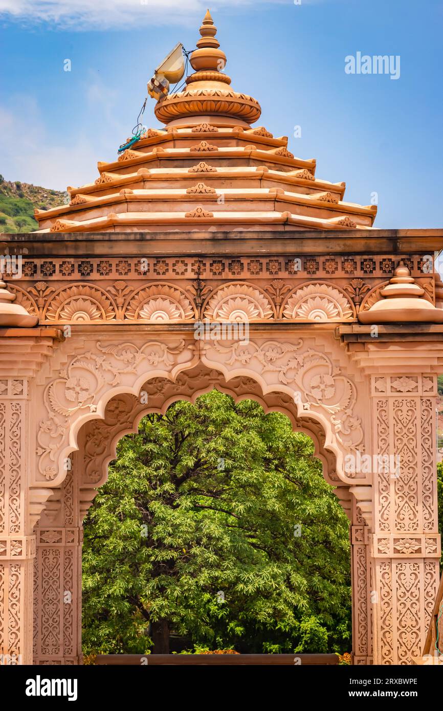 Künstlerischer Eingang zum jain-Tempel aus rotem Stein am Morgen aus einem einzigartigen Blickwinkel Stockfoto