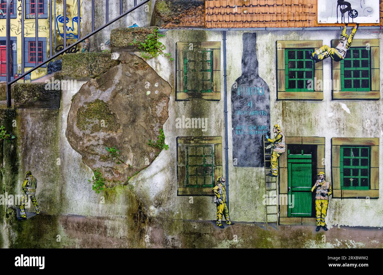 Amüsante lustige Straßenkunst auf einer Treppe in Gaia, Porto, Portugal, wo sich die Arbeiter in lustigen Positionen befinden. Beobachtungshumor. Stockfoto