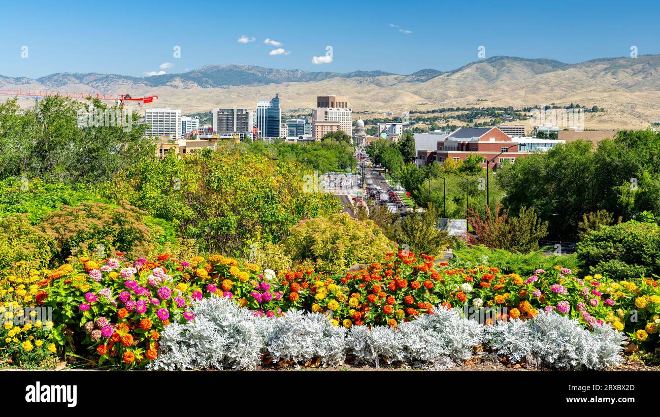 Boise Idaho Train Depo Park mit blühenden Blumen Stockfoto