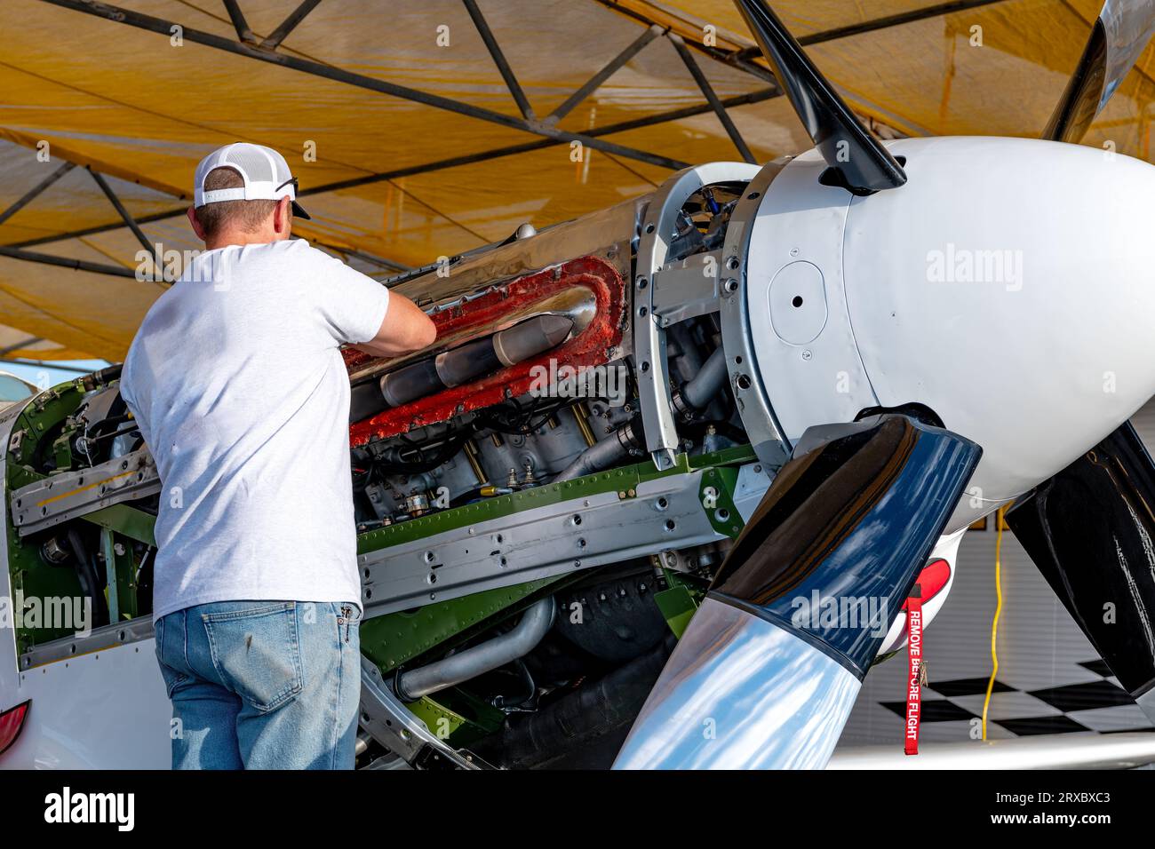 Der Flugzeugmotor, der als Mechaniker freigelegt ist, arbeitet daran Stockfoto