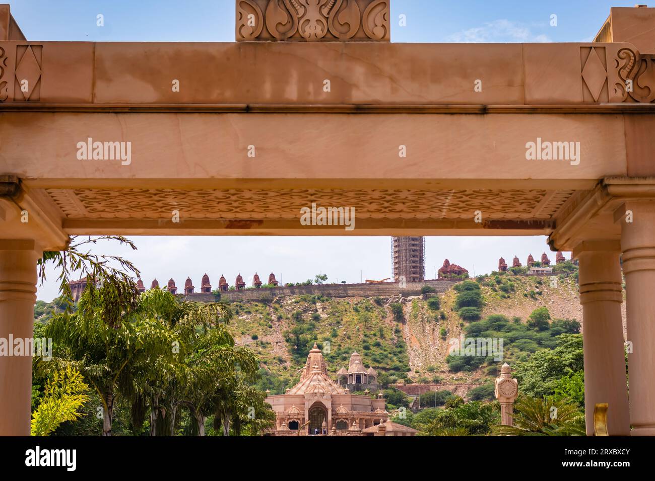 Der kunstvoll geschnitzte Eingang zum jain-Tempel aus rotem Stein mit hellem Himmel am Morgen wird in Shri Digamber Jain Gyanoday Tirth Kshetra, Nareli, Ajmer, Stockfoto