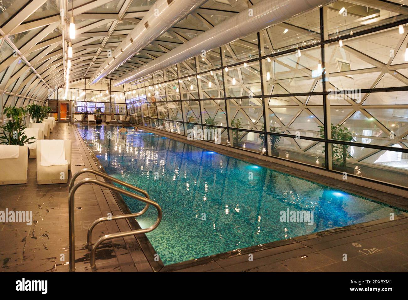 Ein Swimmingpool im Oryx Airport Hotel im Hamad International Airport, Doha, Katar. Stockfoto