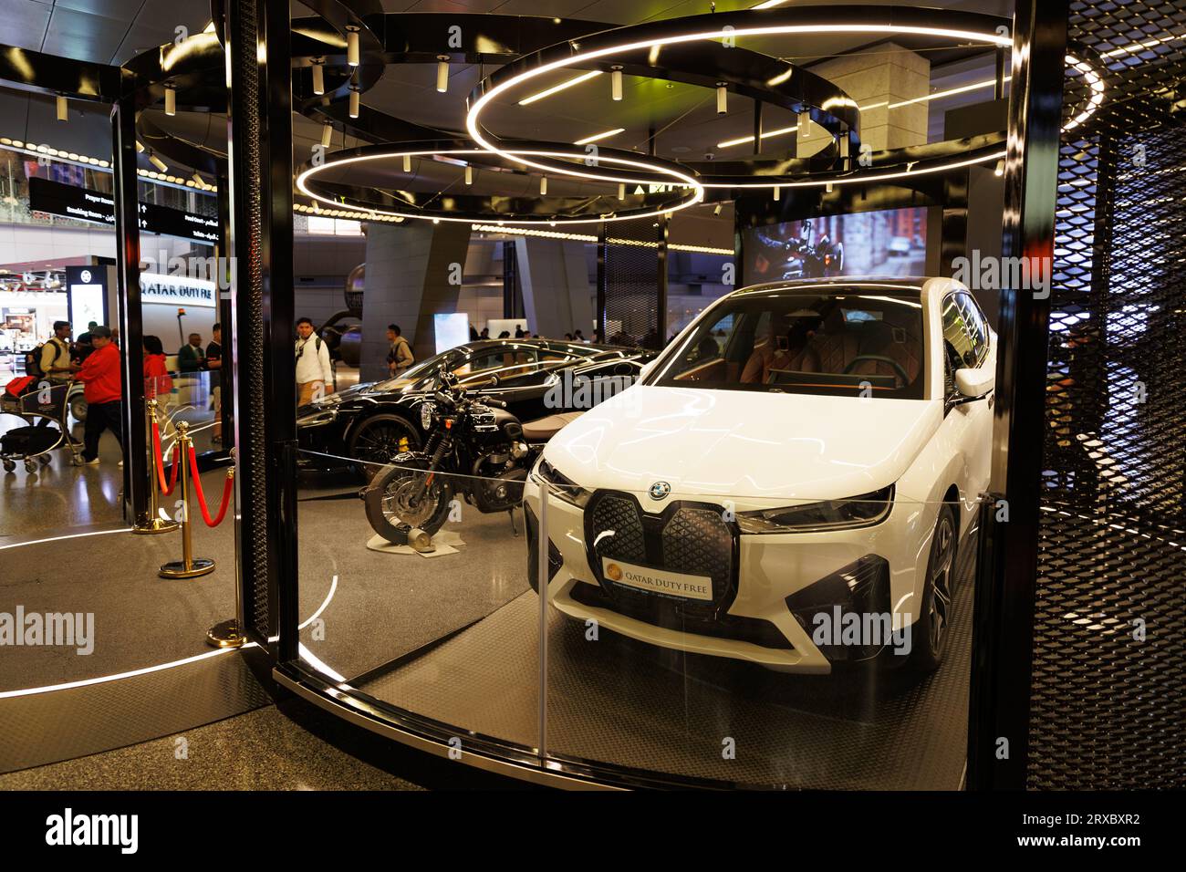 Zwei Duty-Free-Autos und ein Motorrad zum Verkauf in Hamad International Airport, Doha, Katar. Stockfoto