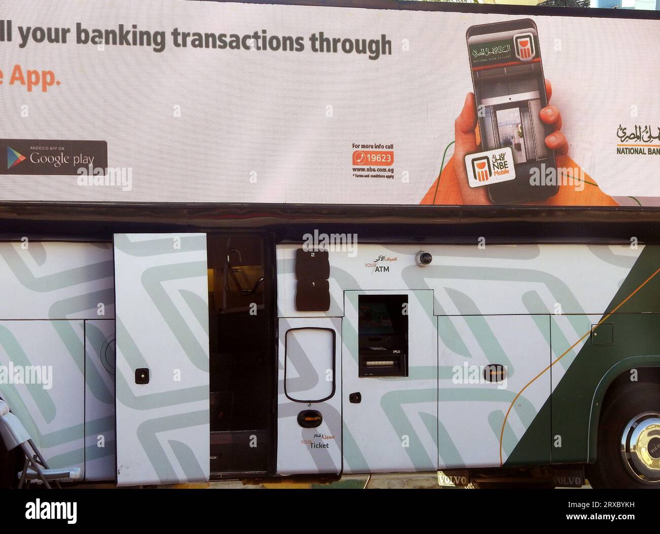Kairo, Ägypten, 6. September 2023: National Bank of Egypt oder Al Bank Al Ahly Al Masre, die mobile Busfiliale, mit Geldautomaten und elektronischen Diensten für Zollabfertigung Stockfoto