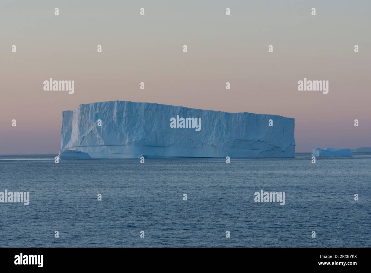 Wunderschöner Sonnenuntergang in Disko Bay. Schwimmender Eisberg in der niedrigen arktischen Abendsonne. Disko Bay, Qeqertarsuup Tunua, Baffin Bay, Grönland, Dänemark, Europa Stockfoto