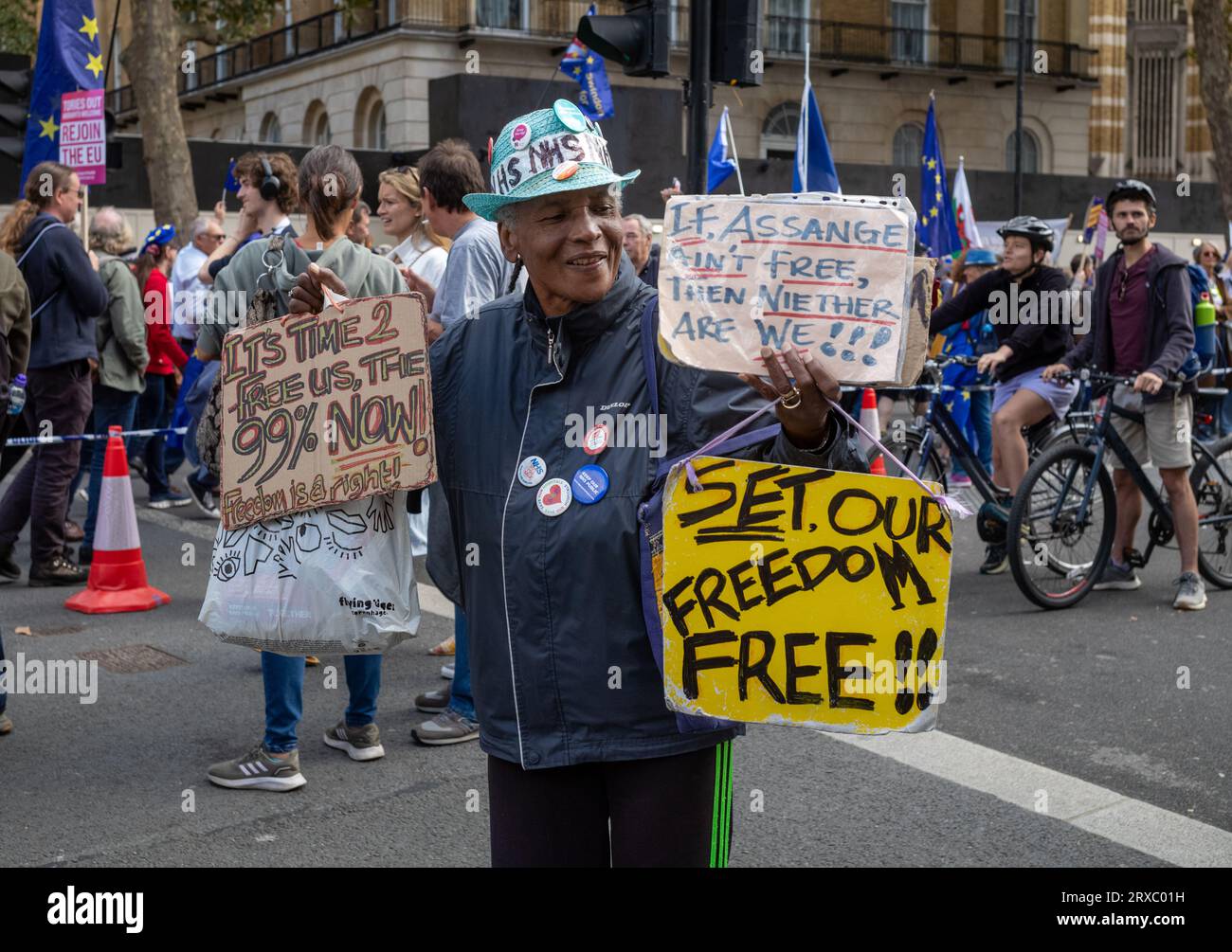 London, 23. September 2023: Eine Frau protestiert für die Freiheit der 99% in Whitehall, Westminster, im Zentrum Londons, Großbritannien. Sie war bei einem Protest mit Anti-ULEZ (U Stockfoto