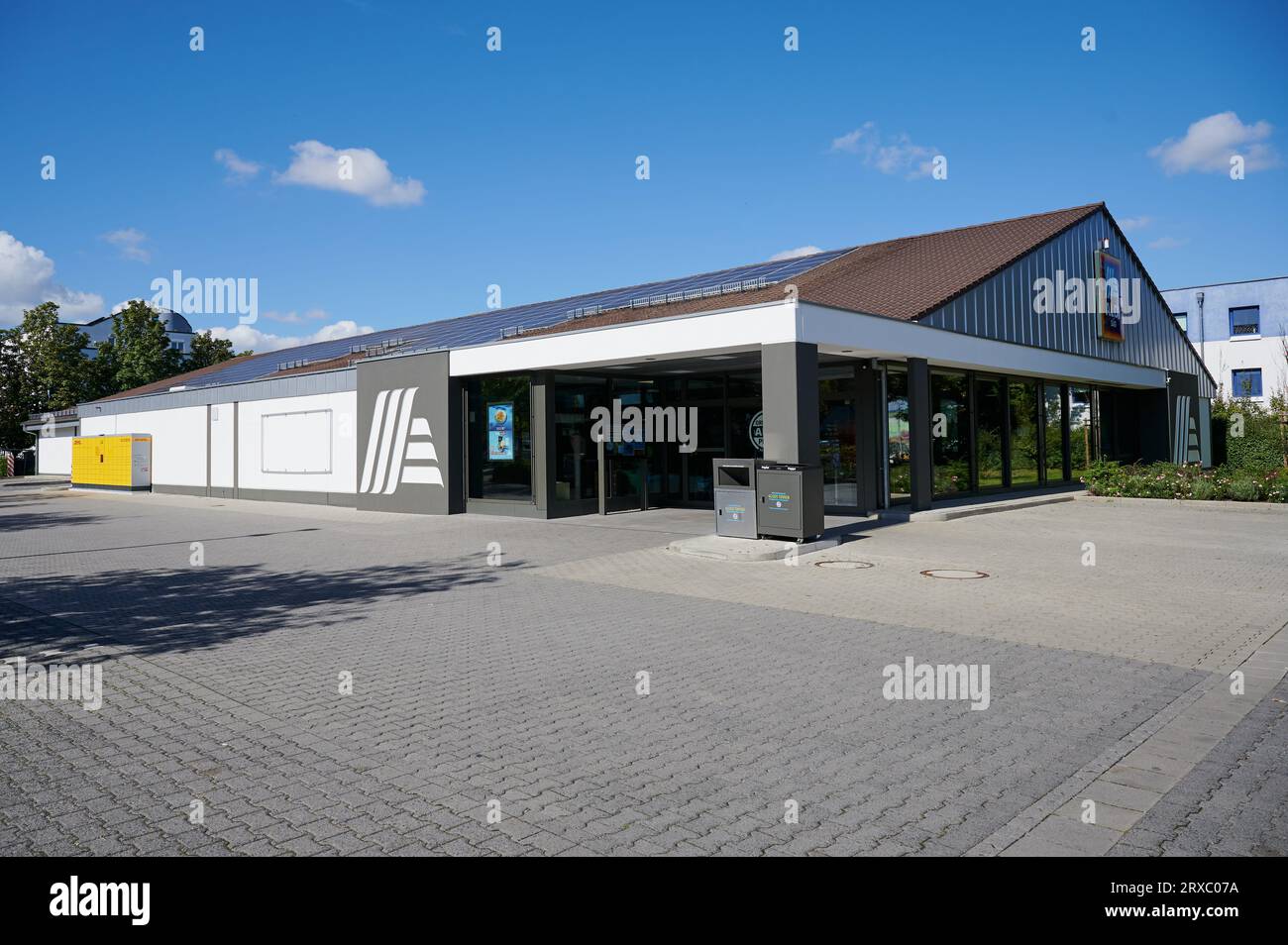 Aldi Discount Supermarkt in Mainz Hechtsheim. Aldi verkauft eine Reihe von Lebensmitteln, darunter Erzeugnisse, Fleisch und Milchprodukte zu ermäßigten Preisen. Stockfoto