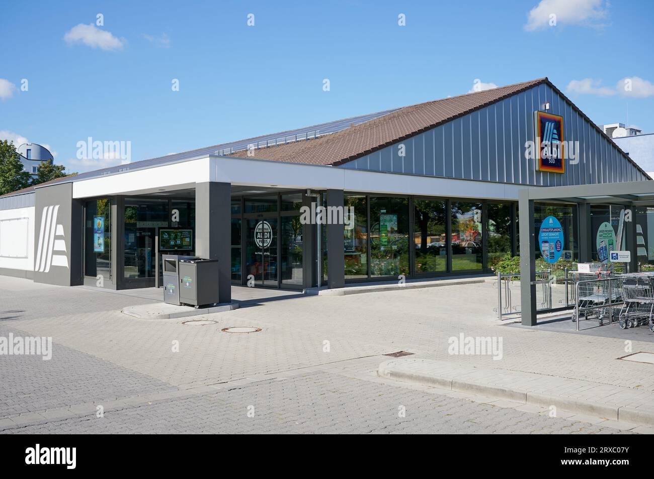 Aldi Discount Supermarkt in Mainz Hechtsheim. Aldi verkauft eine Reihe von Lebensmitteln, darunter Erzeugnisse, Fleisch und Milchprodukte zu ermäßigten Preisen. Stockfoto