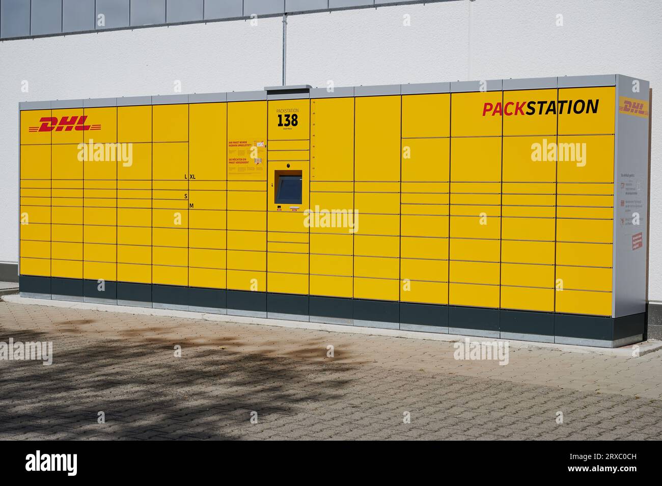 DHL Abholort deutscher Name: Packstation, Logistikunternehmen Deutsche Post DHL Group Stockfoto