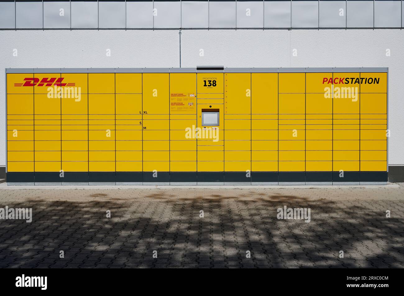 DHL Abholort deutscher Name: Packstation, Logistikunternehmen Deutsche Post DHL Group Stockfoto