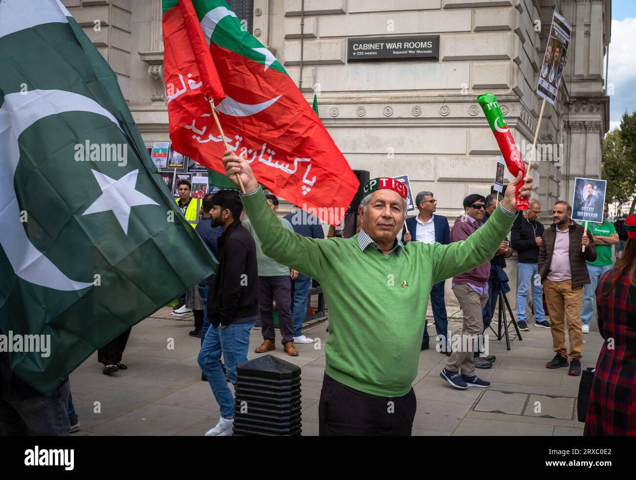 London, Großbritannien. 23. September 2023: Ein männlicher pakistanischer Unterstützer der politischen Partei Pakistan Tehreek-e-Insaf (PTI) protestiert in Whitehall im Zentrum Stockfoto