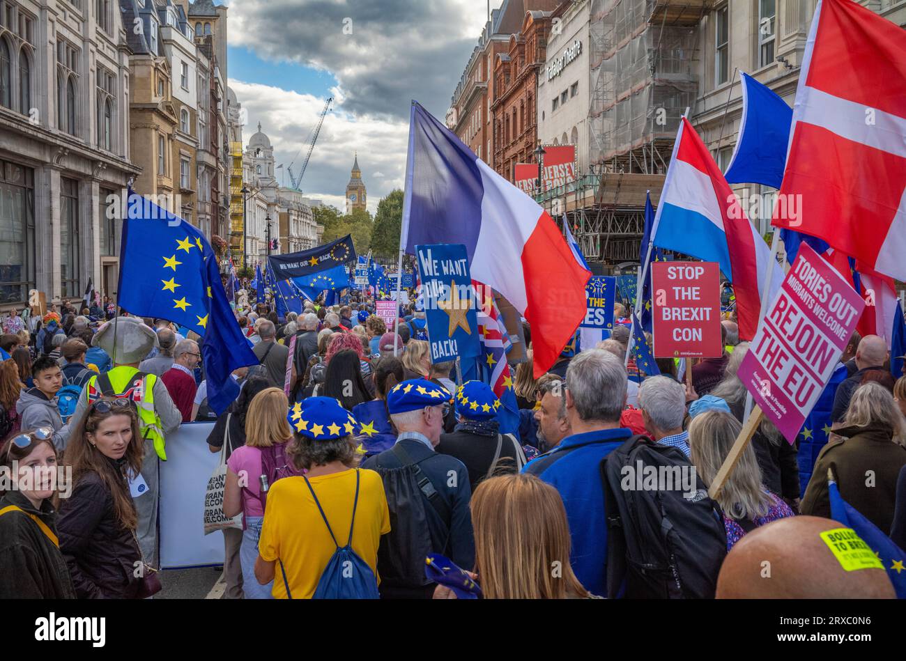 London, Großbritannien. 23. September 2023: Die in EU-Flaggen gehüllten Menschen marschieren auf dem Brexit-Antikonflikt-Marsch der EU National in Central Lo nach Whitehall in Richtung Big Ben Stockfoto