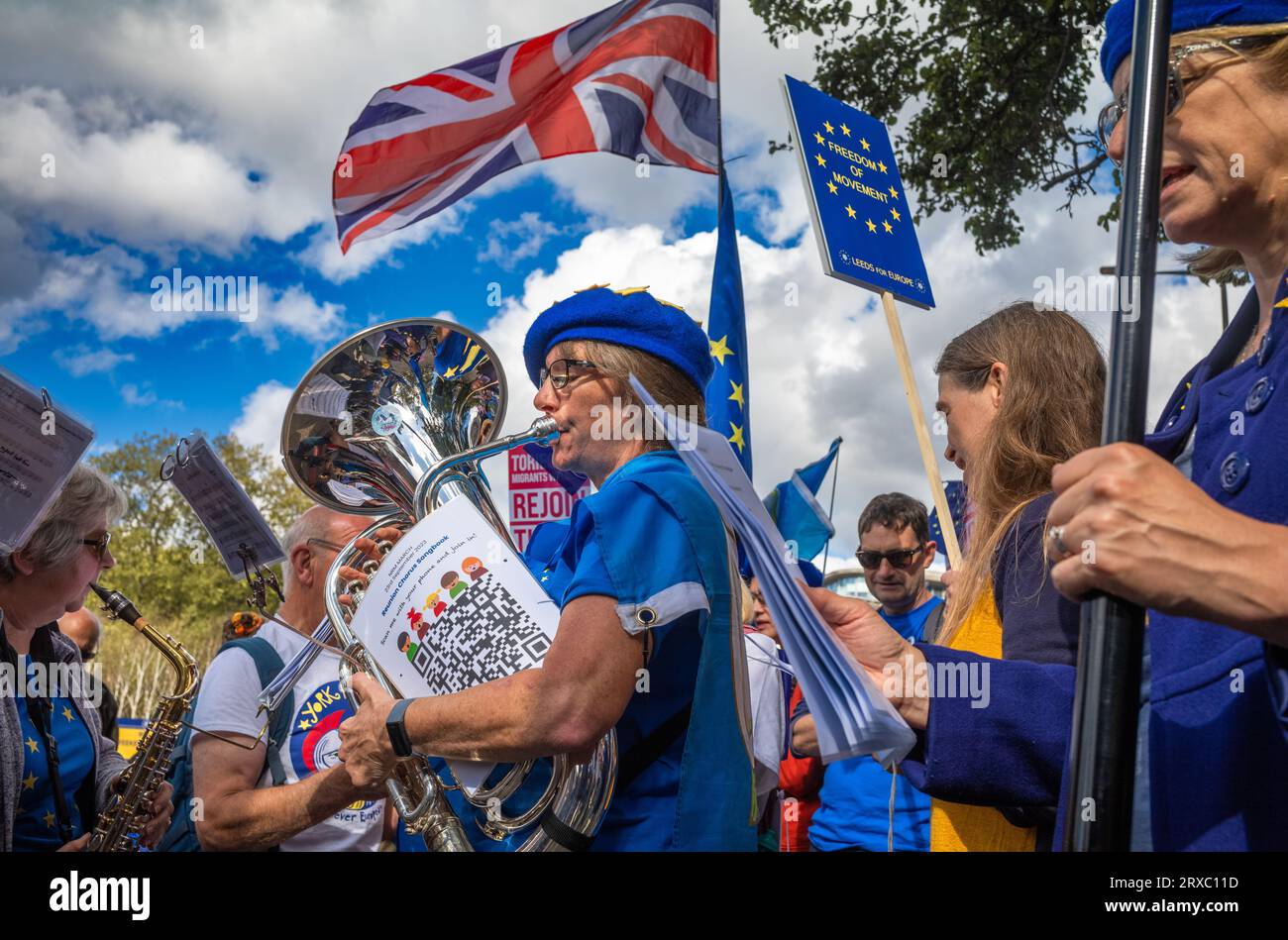 London, Großbritannien. 23. September 2023: Eine Frau in einer blauen Baskenmütze spielt die Tuba, ein Blechbläserinstrument, beim EU National Rejoin March im Zentrum Londons. Tausende von p Stockfoto