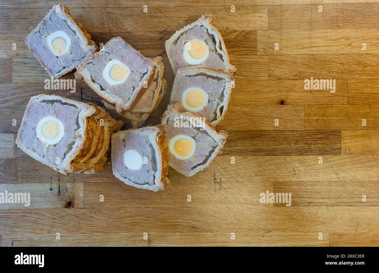 Vor dem Backen liegt ein Gala-Kuchen auf einem Holzblock. In Scheiben geschnitten und zum Verpacken bereit. Stockfoto