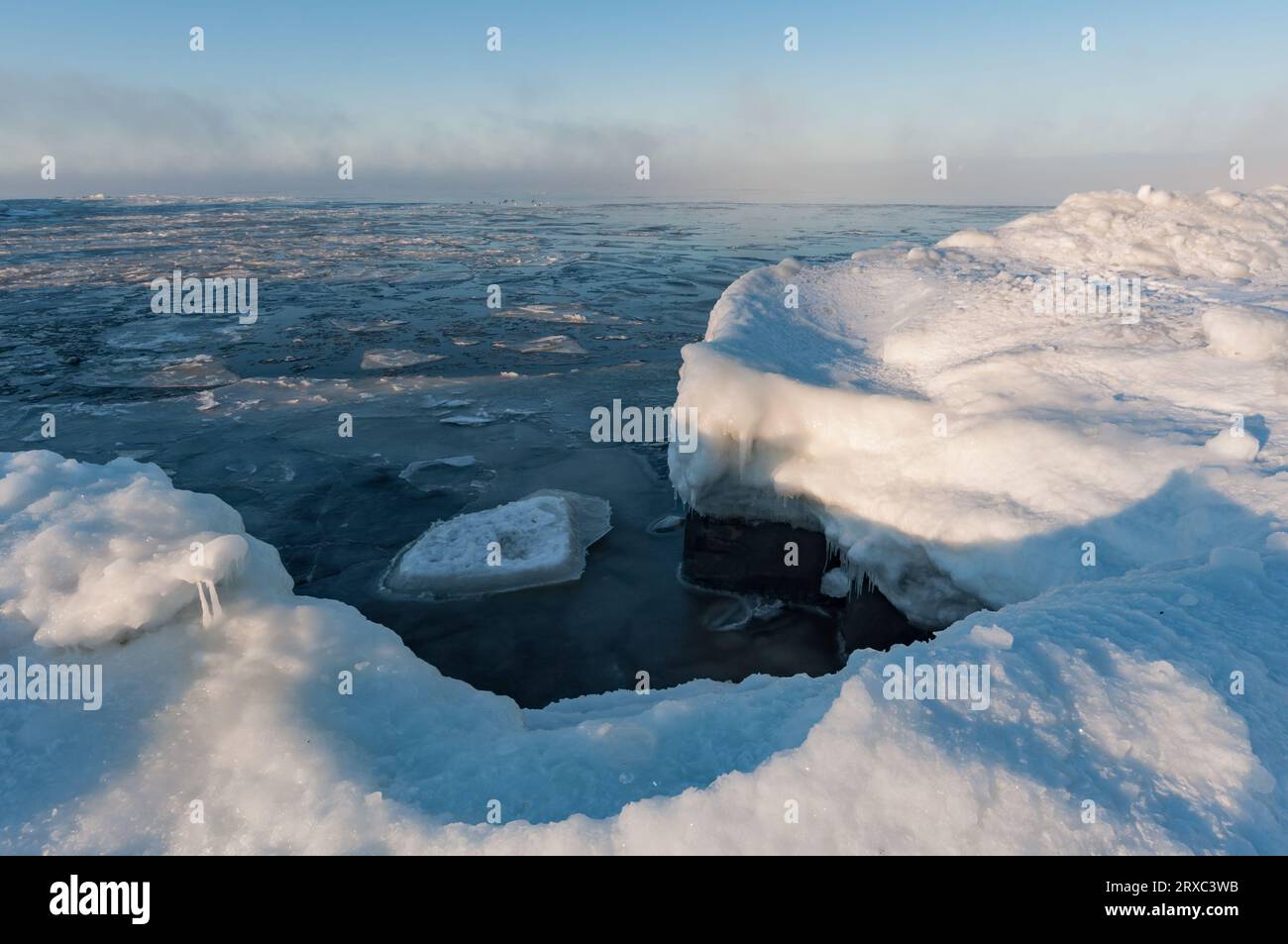 Eiskaltes Ufer des eiskalten Meeres in Pori, Finnland Stockfoto