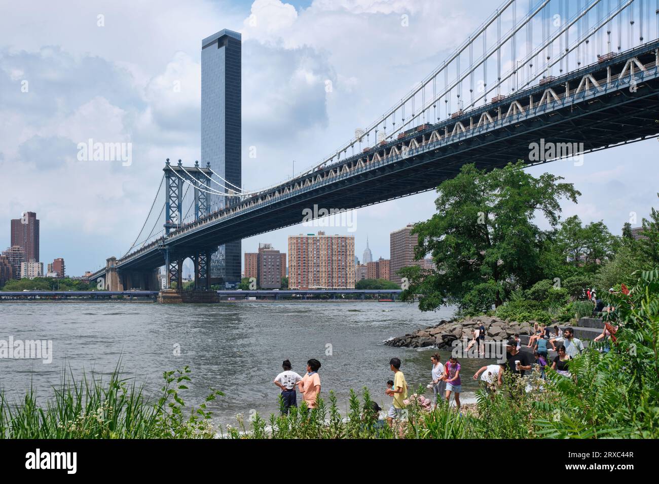 Blick auf Manhattan Island & Bridge vom Brooklyn Bridge Park, Brooklyn Stockfoto