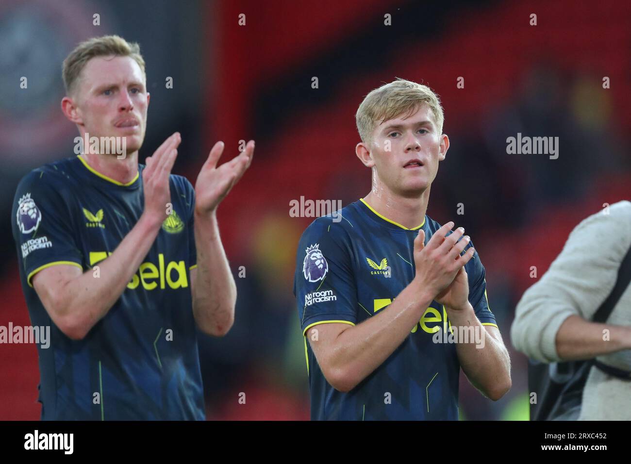 Lewis Hall #20 von Newcastle United applaudiert den Reisenden Fans nach dem Spiel Sheffield United gegen Newcastle United in der Bramall Lane, Sheffield, Großbritannien, 24. September 2023 (Foto: Gareth Evans/News Images) Stockfoto