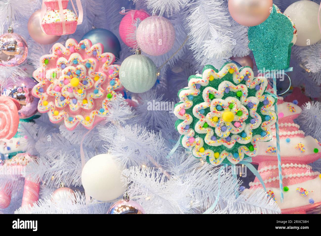 Nahaufnahme von pinkfarbenem weihnachtsspielzeug auf dem Weihnachtsbaum Stockfoto