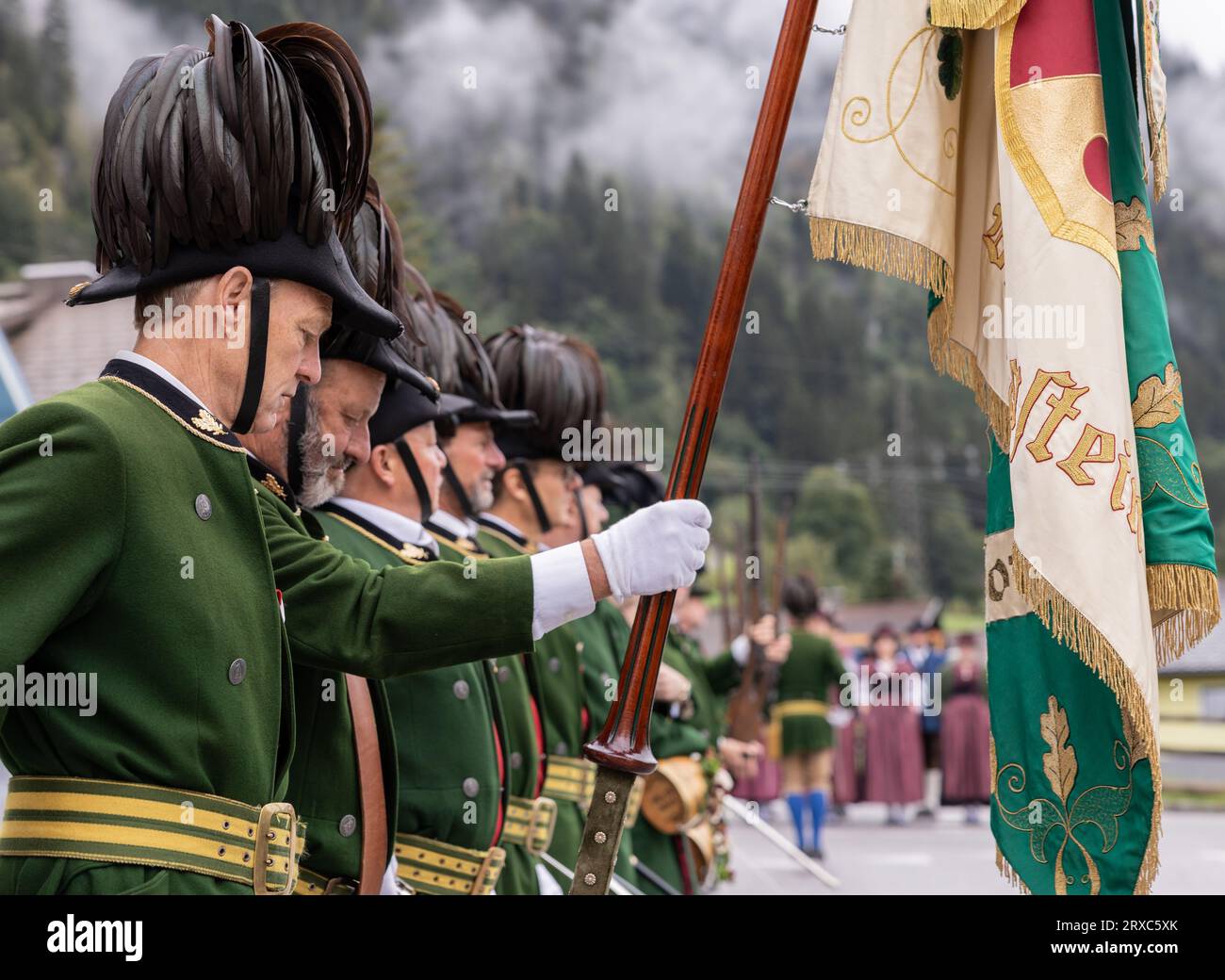 ÖSTERREICH, DORFGASTEIN - 24. SEPTEMBER 2023: Teilnehmer an der Prozession zu Ehren des Erntetages Stockfoto