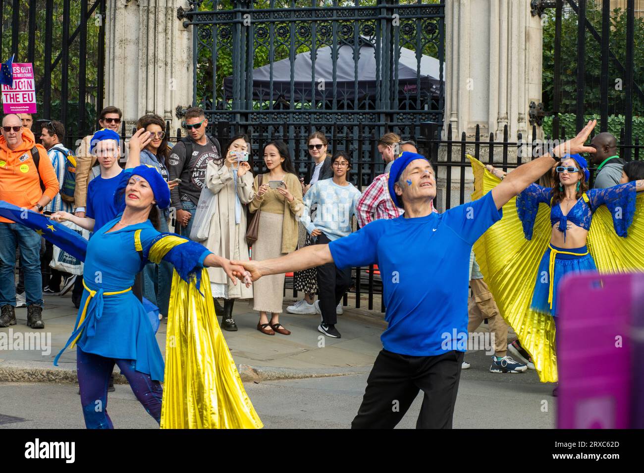London, Großbritannien - 23. September 2023 - Tanz Europa vor den Toren der Houses of Parliament beim zweiten Nationalen Wiederanmarsch vom Hyde Park zum Parliament Square. Stockfoto