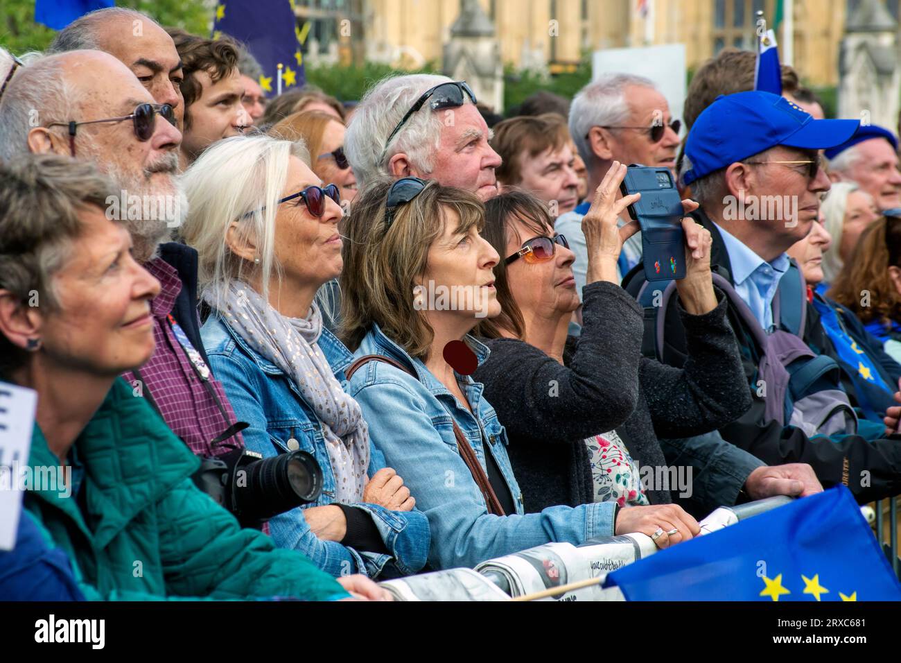 London, Großbritannien - 23. September 2023 - Menschenmassen auf dem Parliament Square am zweiten National-Rückmarsch vom Hyde Park zum Parliament Square. Stockfoto
