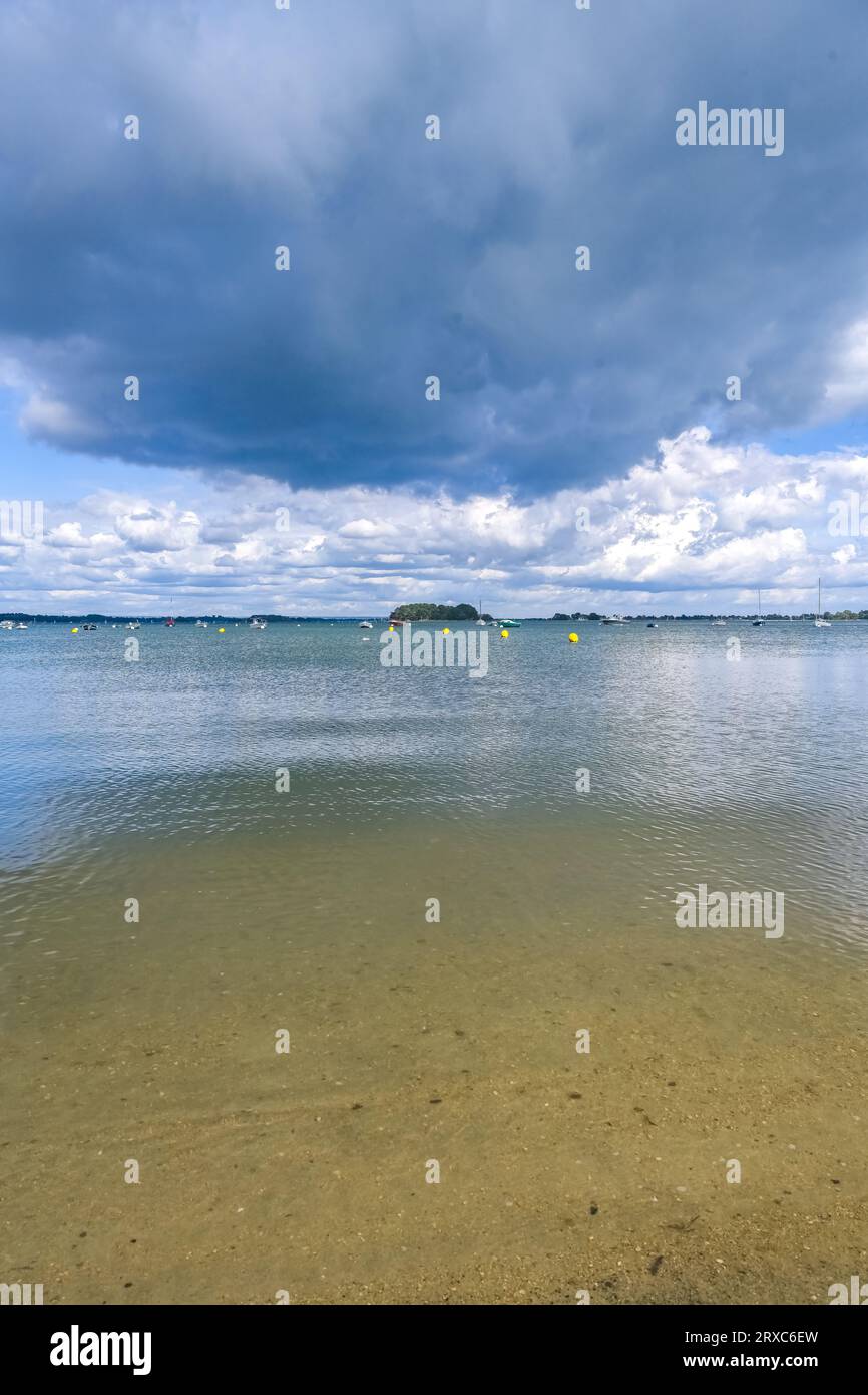 Bretagne, Blick auf den Golf von Morbihan, die Ile aux Moines, Meereslandschaft mit großen Wolken Stockfoto