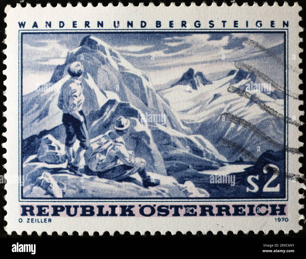 Wandern und Bergsteigen werden auf einem alten österreichischen Stempel gefeiert Stockfoto