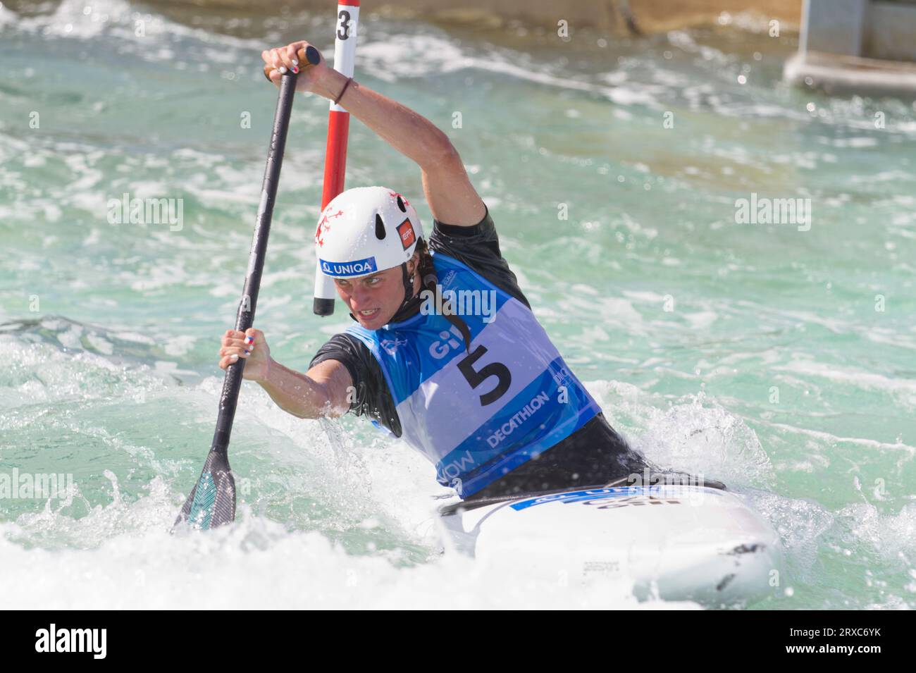 Gabriela Satkova nimmt an der C1 der Frauen bei den ICF Canoe Slalom World Championships Teil, die im Lee Valley White Water Centre ausgetragen werden. Stockfoto