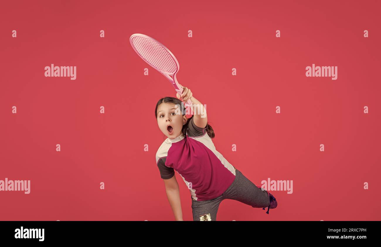 Kinder spielen Tennis mit Schläger auf rosa Hintergrund. Stockfoto