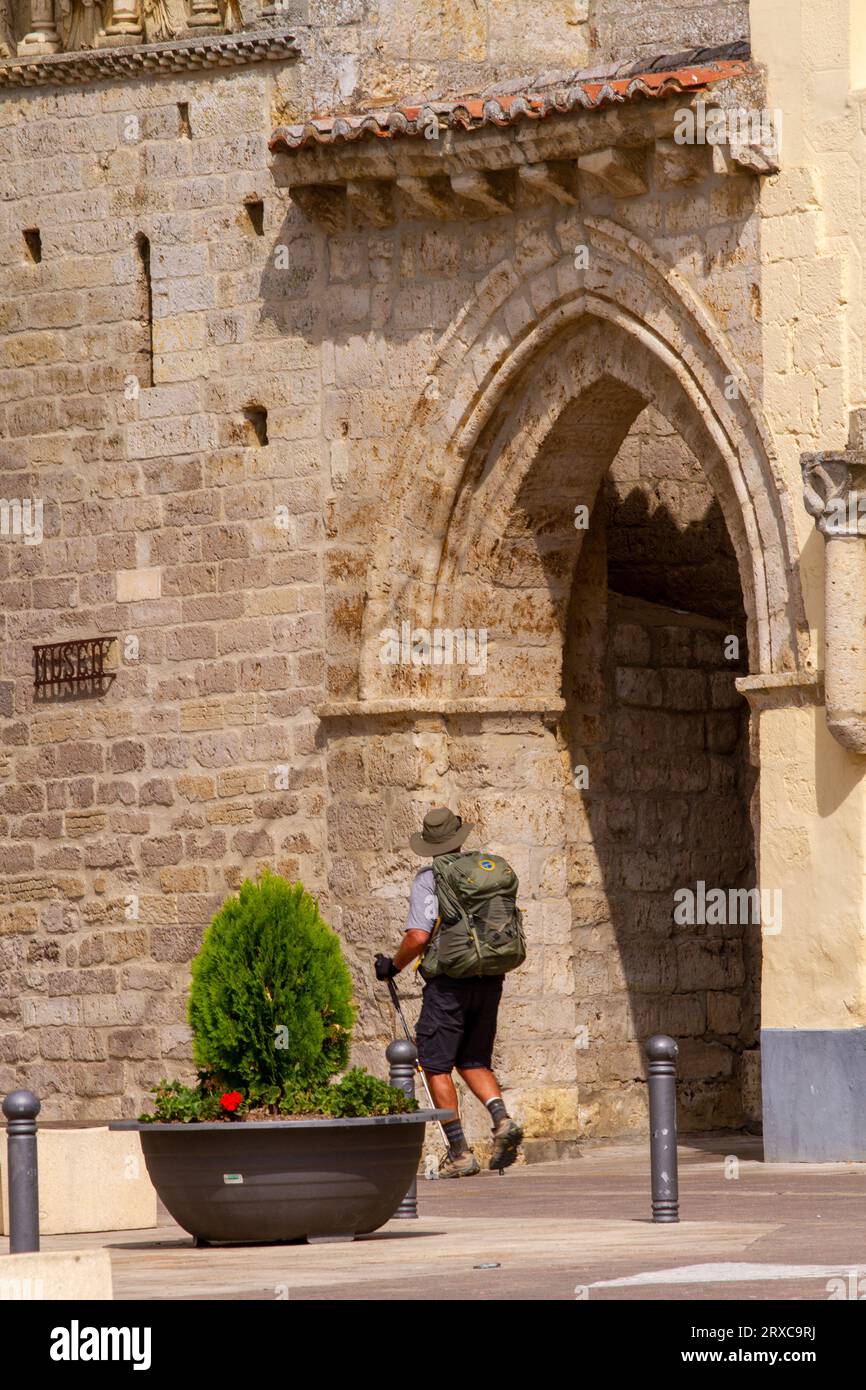 Pilger, die den Jakobsweg auf dem Jakobsweg in der spanischen Stadt Carrion, Spanien, erkunden Stockfoto