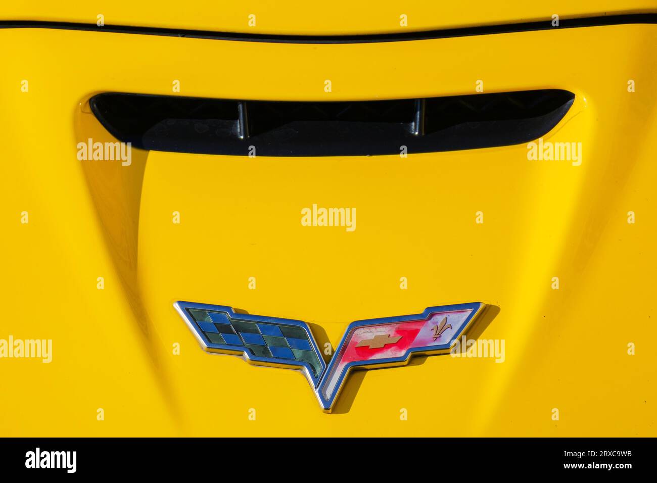 uzhgorod, ukraine - 31. oktober 2021: Das schuppige chevrolet-Corvette-Logo auf einer gelben Kapuze. Nahaufnahme im Freien Stockfoto