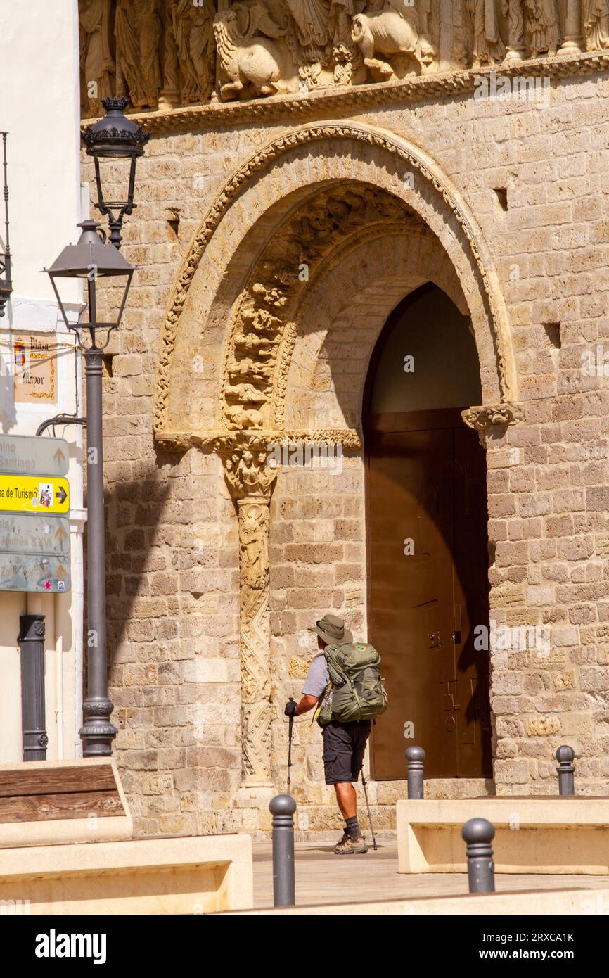 Pilger, die den Jakobsweg auf dem Jakobsweg in der spanischen Stadt Carrion, Spanien, erkunden Stockfoto