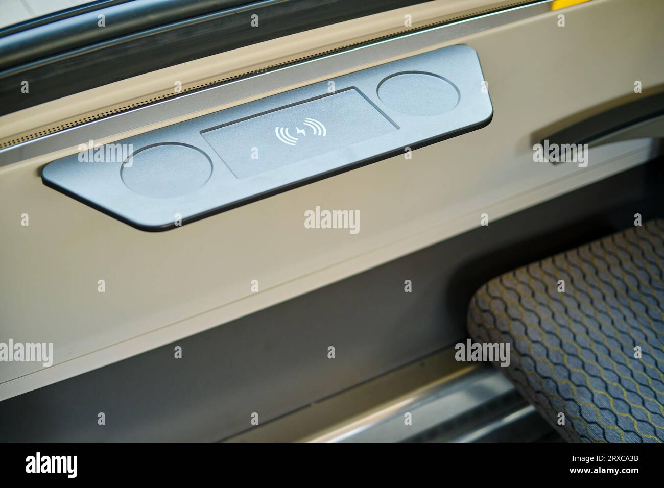 Kabelloses Aufladen von Telefonen als Inneneinrichtung des öffentlichen Personennahverkehrs Stockfoto