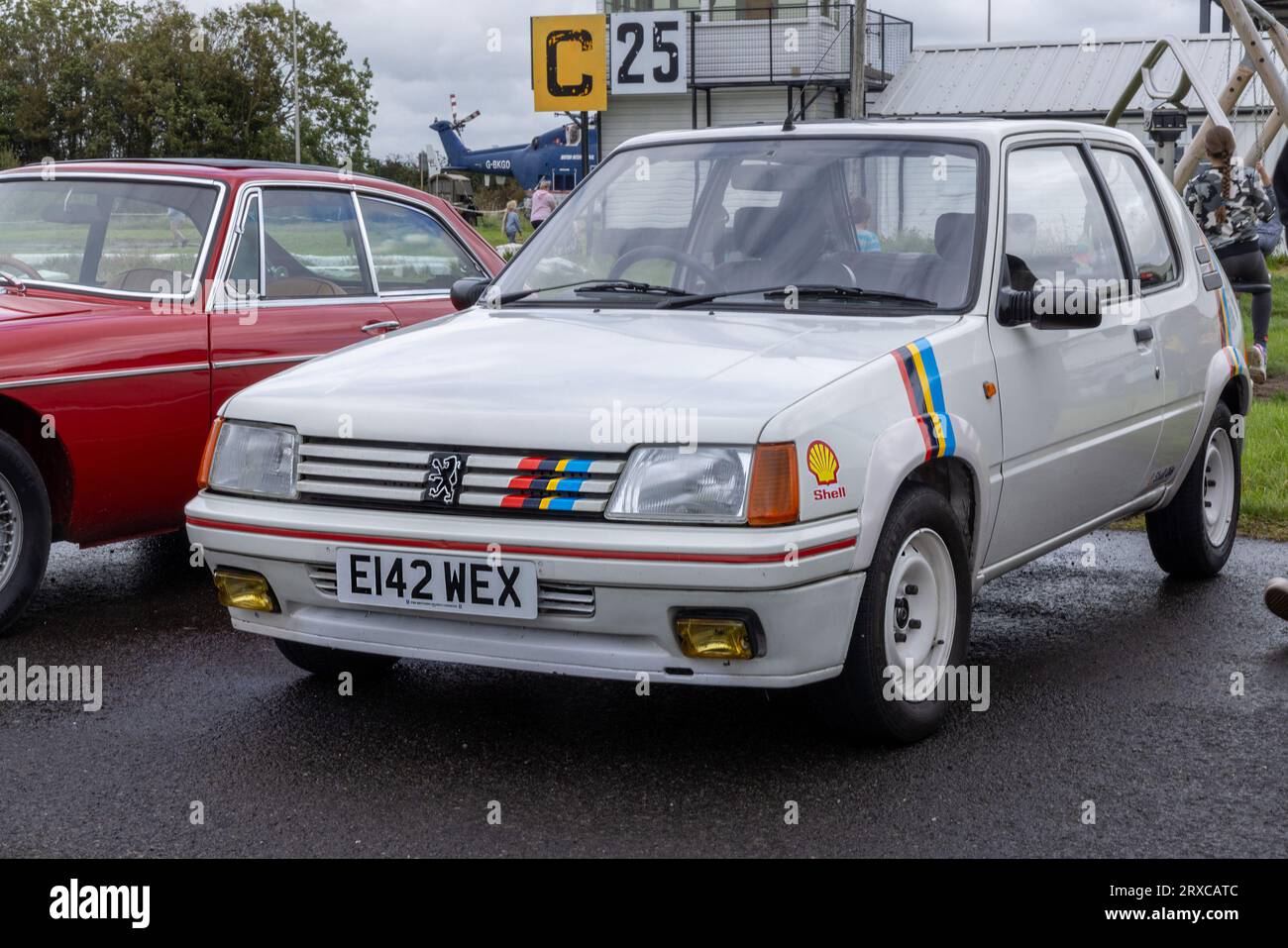 September 2023: Peugeot 106 Rallye beim Oldtimer Meet im Helicopter Museum in Weston super Mare, England.UK Stockfoto