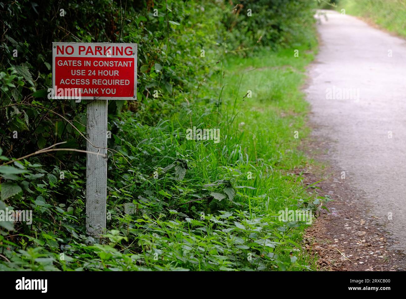 Juli 2023 - kein Parkschild in einer Landstraße, um den Zugang durch Tore zu ermöglichen Stockfoto