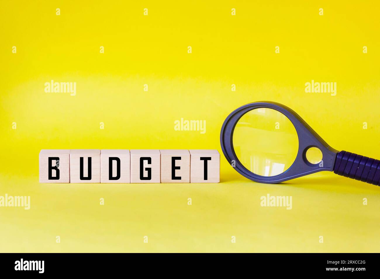 Budget. Die Würfel bilden das Wort Budget auf gelbem Hintergrund. Budgetplanungskonzept Stockfoto