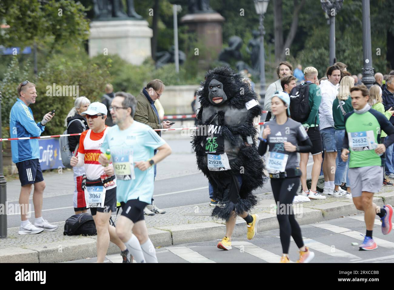 24.09.2023, Berlin, Deutschland. Läufer auf der Siegessäule in Berlin-Tiergarten. Der BMW-Berlin Marathon am 24. September 2023. Es ist die 49. Auflage des jährlichen BMW Berlin Marathons mit 47.912 registrierten Teilnehmern. Sven Struck / Alamy Live News Stockfoto