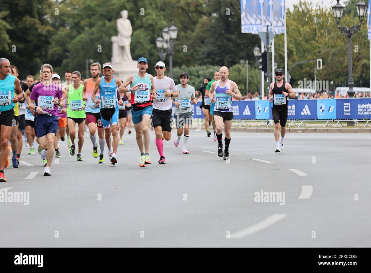 24.09.2023, Berlin, Deutschland. Läufer auf der Siegessäule in Berlin-Tiergarten. Der BMW-Berlin Marathon am 24. September 2023. Es ist die 49. Auflage des jährlichen BMW Berlin Marathons mit 47.912 registrierten Teilnehmern. Sven Struck / Alamy Live News Stockfoto