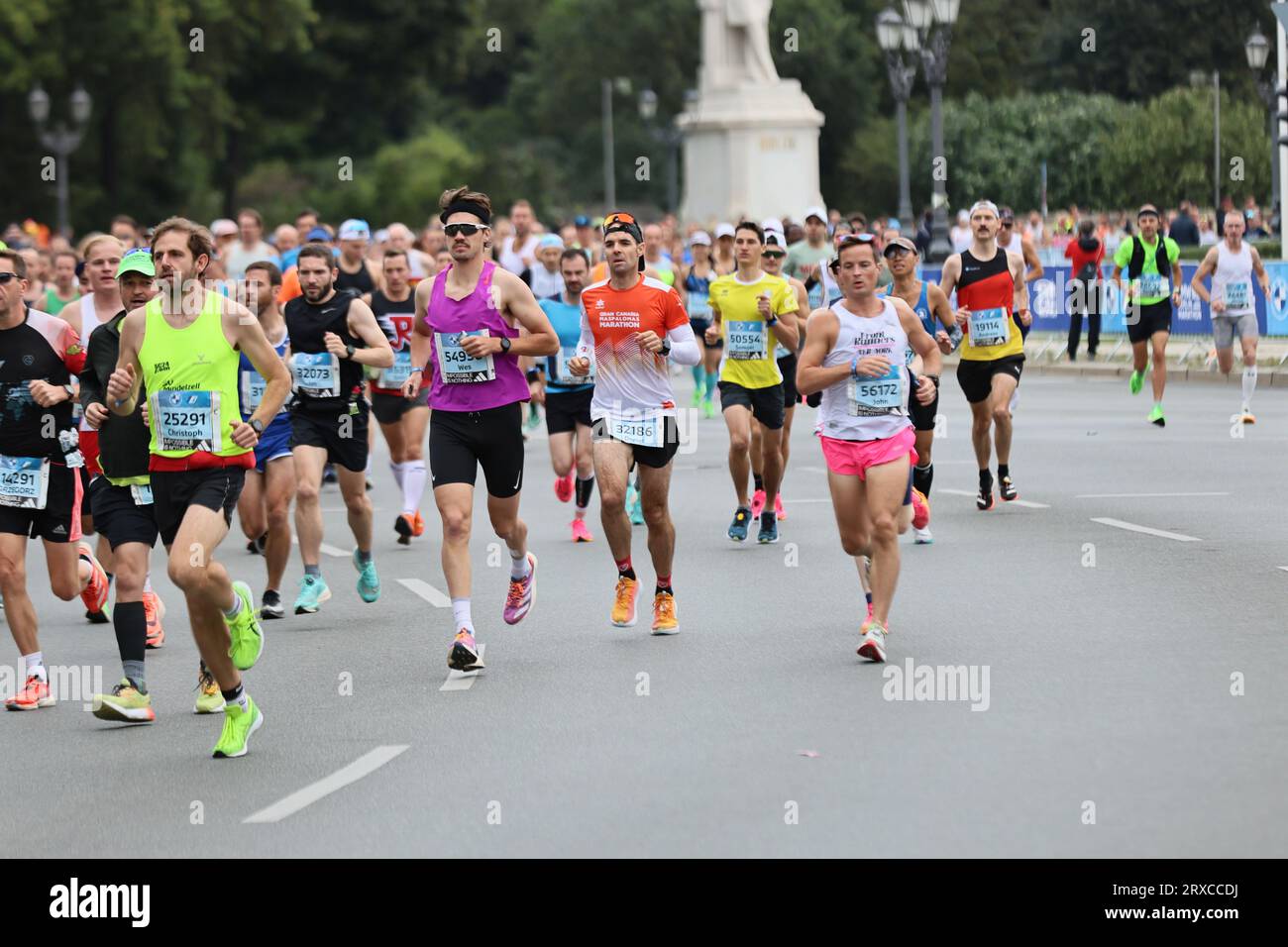 24.09.2023, Berlin, Deutschland. Läufer auf der Siegessäule in Berlin-Tiergarten. Der BMW-Berlin Marathon am 24. September 2023. Es ist die 49. Auflage des jährlichen BMW Berlin Marathons mit 47.912 registrierten Teilnehmern. Sven Struck / Alamy Live News Stockfoto