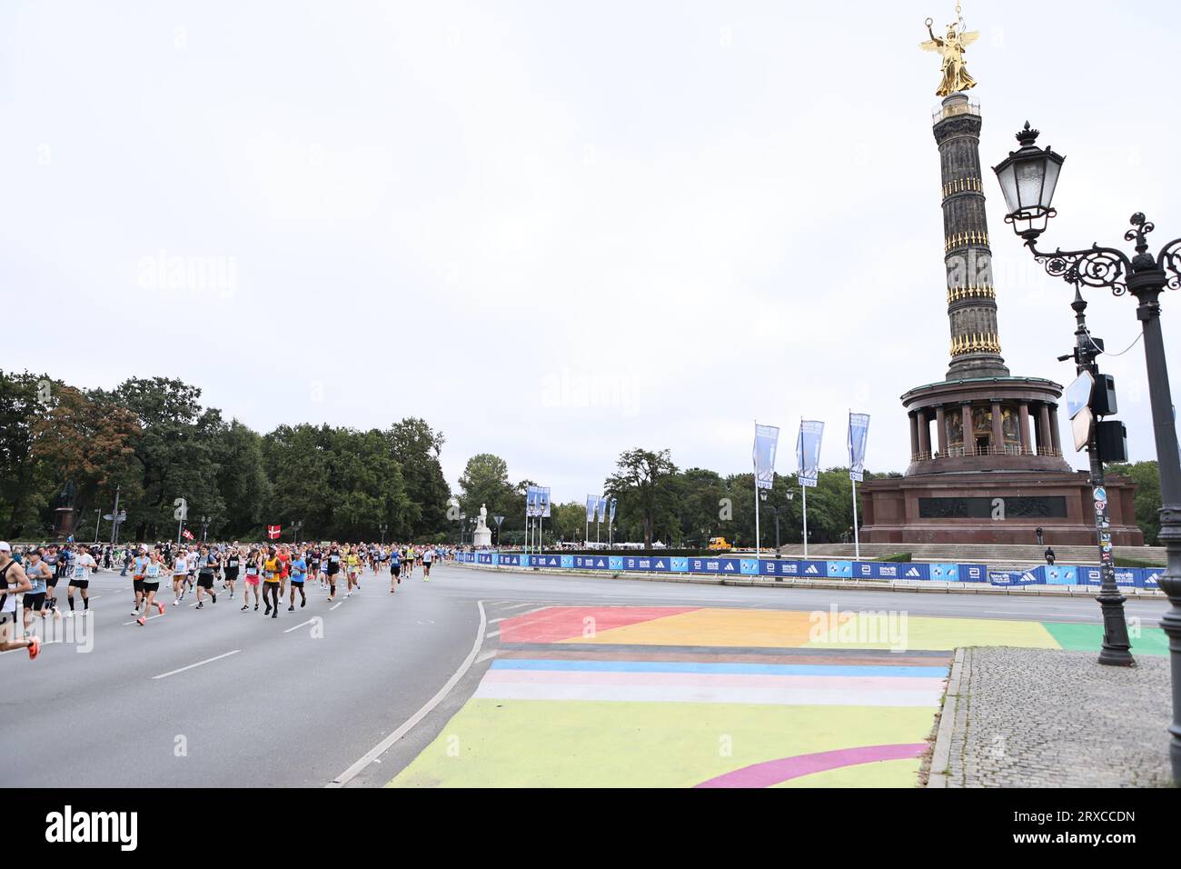 24.09.2023, Berlin, Deutschland. Läufer auf der Siegessäule in Berlin-Tiergarten. Der BMW-Berlin Marathon am 24. September 2023. Es ist die 49. Auflage des jährlichen BMW Berlin Marathons mit 47.912 registrierten Teilnehmern. Sven Struck / Alamy Live News Stockfoto