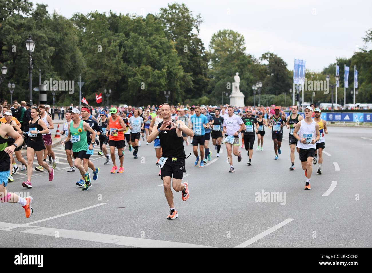 24.09.2023, Berlin, Deutschland. Läufer auf der Siegessäule in Berlin-Tiergarten. Der BMW-Berlin Marathon am 24. September 2023. Es ist die 49. Auflage des jährlichen BMW Berlin Marathons mit 47.912 registrierten Teilnehmern. Sven Struck / Alamy Live News Stockfoto