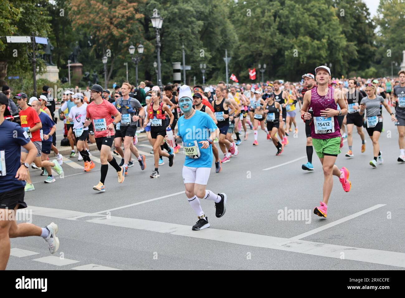 24.09.2023, Berlin, Deutschland. Läufer auf der Siegessäule in Berlin-Tiergarten. Der BMW-Berlin Marathon am 24. September 2023. Es ist die 49. Auflage des jährlichen BMW Berlin Marathons mit 47.912 registrierten Teilnehmern. Sven Struck / Alamy Live News Stockfoto