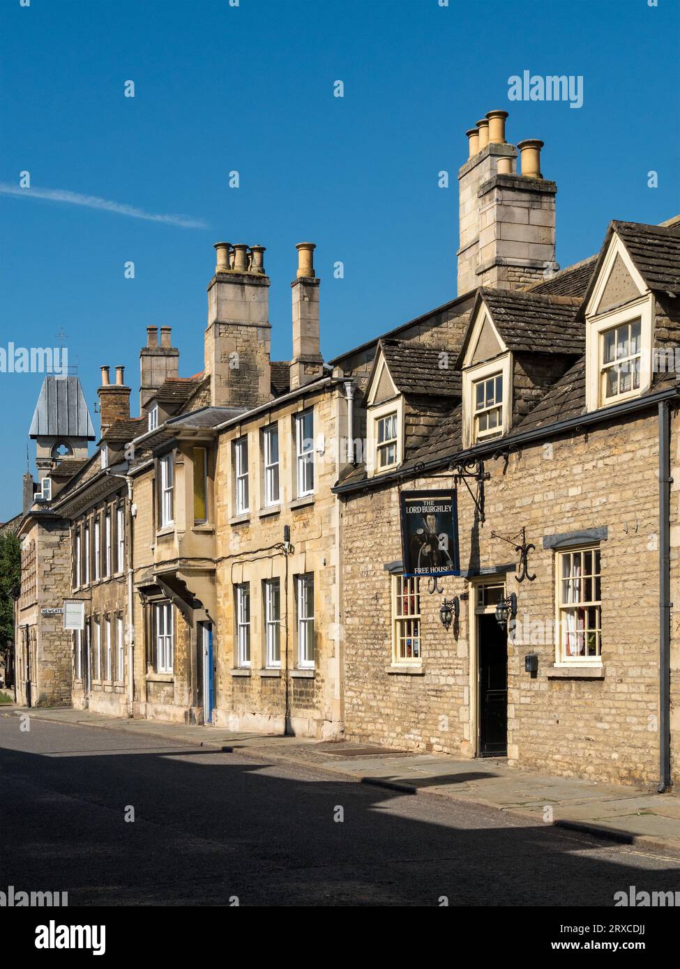 Lord Burghley Public House und alte Steinhäuser in der Broad Street an einem sonnigen Septembertag, Stamford, Lincolnshire, England, Großbritannien Stockfoto