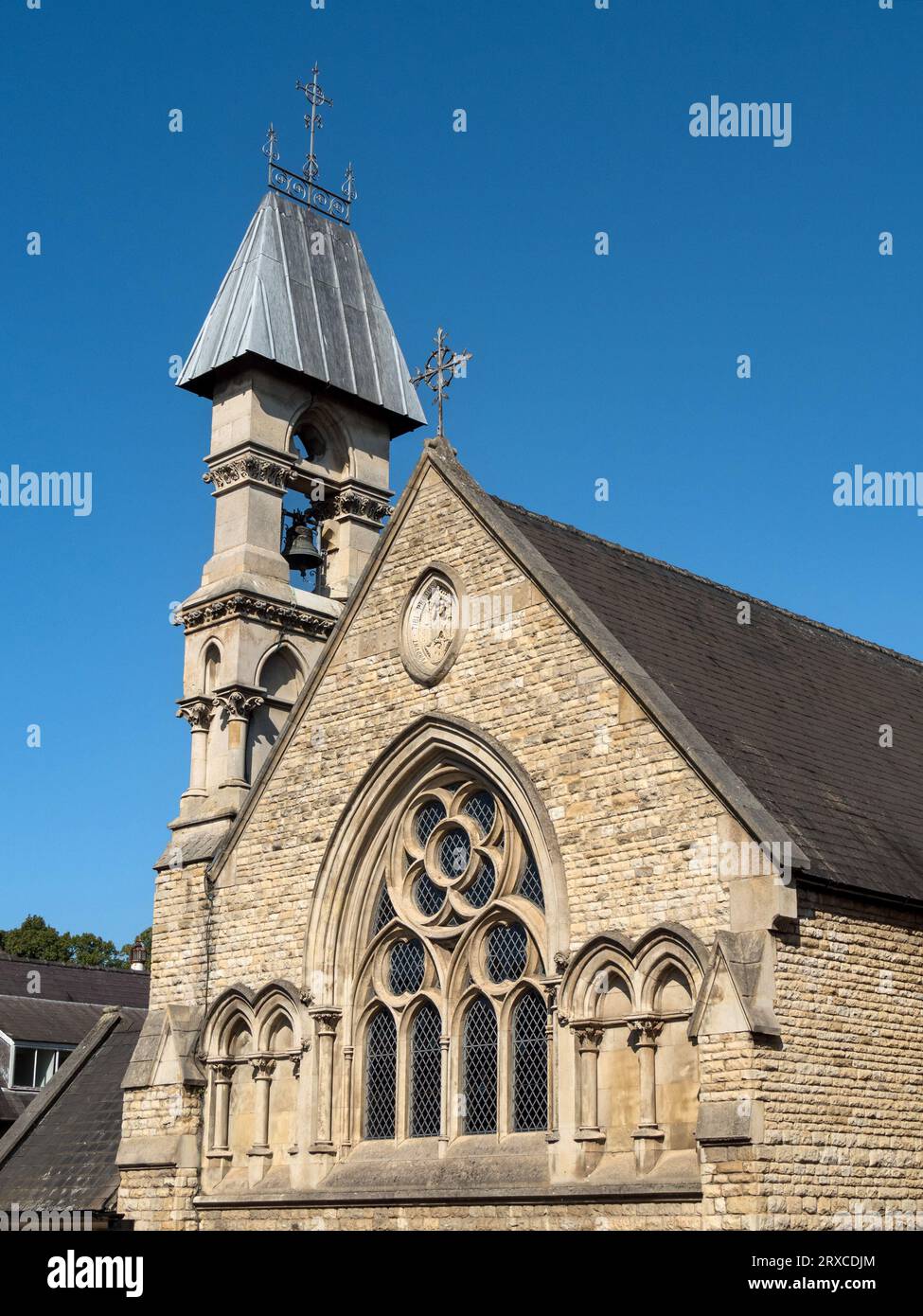 Alter Steinglockenturm und Fassade der St. Mary und St. Augustine Church mit kunstvollem Mauerwerk und Fenstern, Broad Street, Stamford, Lincolnshire, England, UK Stockfoto