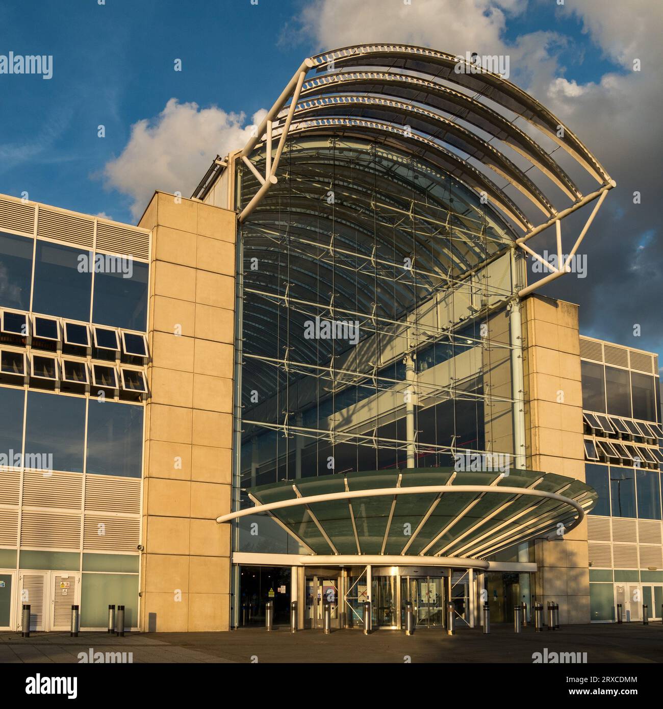 Der Haupteingang zur Cribbs Causeway Shopping Mall, Bristol, England, Großbritannien Stockfoto