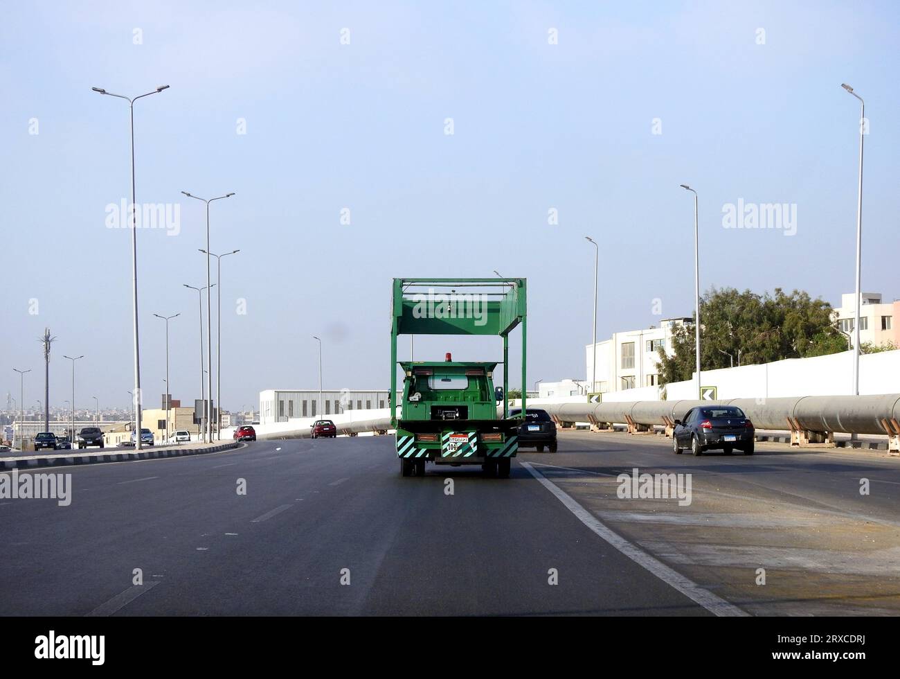 Kairo, Ägypten, 19. September 2023: In einem Elektrofahrzeug montierte Hubvorrichtung auf einem Tieflader für Nottransporte von Fahrzeugen, die gewartet werden müssen, Stockfoto