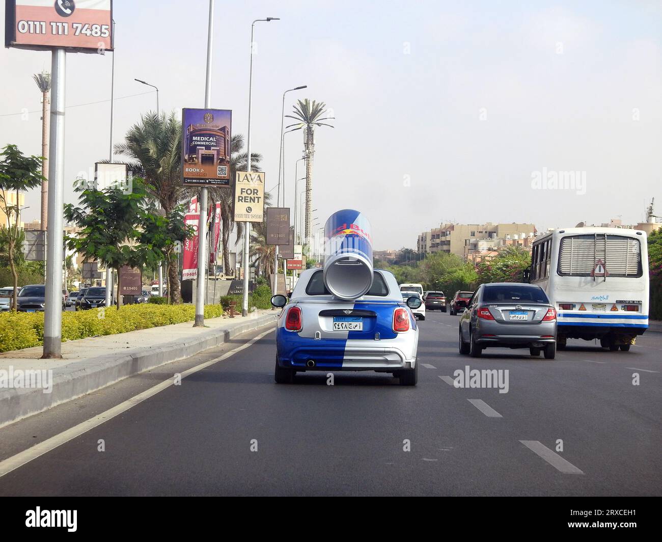 Kairo, Ägypten, 20. September 2023: Ein kleiner MINI Cooper mit einer großen Red Bull Dose auf der Rückseite, Red Bull MINI's wurden auf der ganzen Welt als Promo verwendet Stockfoto