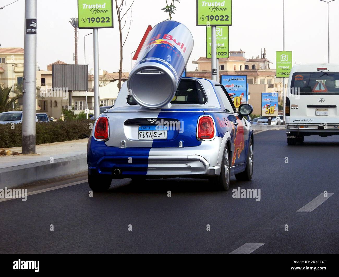 Kairo, Ägypten, 20. September 2023: Ein kleiner MINI Cooper mit einer großen Red Bull Dose auf der Rückseite, Red Bull MINI's wurden auf der ganzen Welt als Promo verwendet Stockfoto